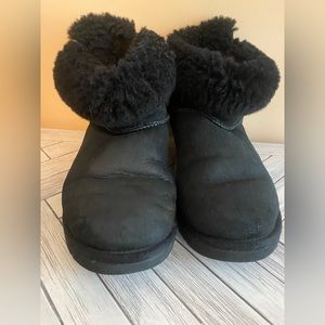 Ugg size 9 with bows can be worn folded or not